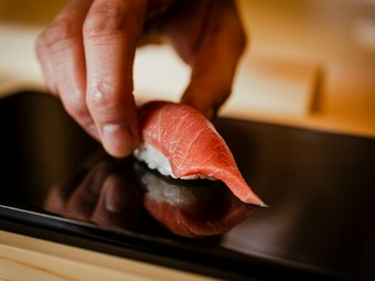 江戸前鮨の華“鮪“は、信頼をおく豊洲の仲卸 「やま幸」から。見た目よりも味で選ぶのが 増田流