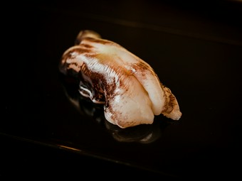 初夏が旬のとり貝は、剥きたてをさっと湯掻くことで甘味が増す。下拵えのタイミングも旨味を増すポイント