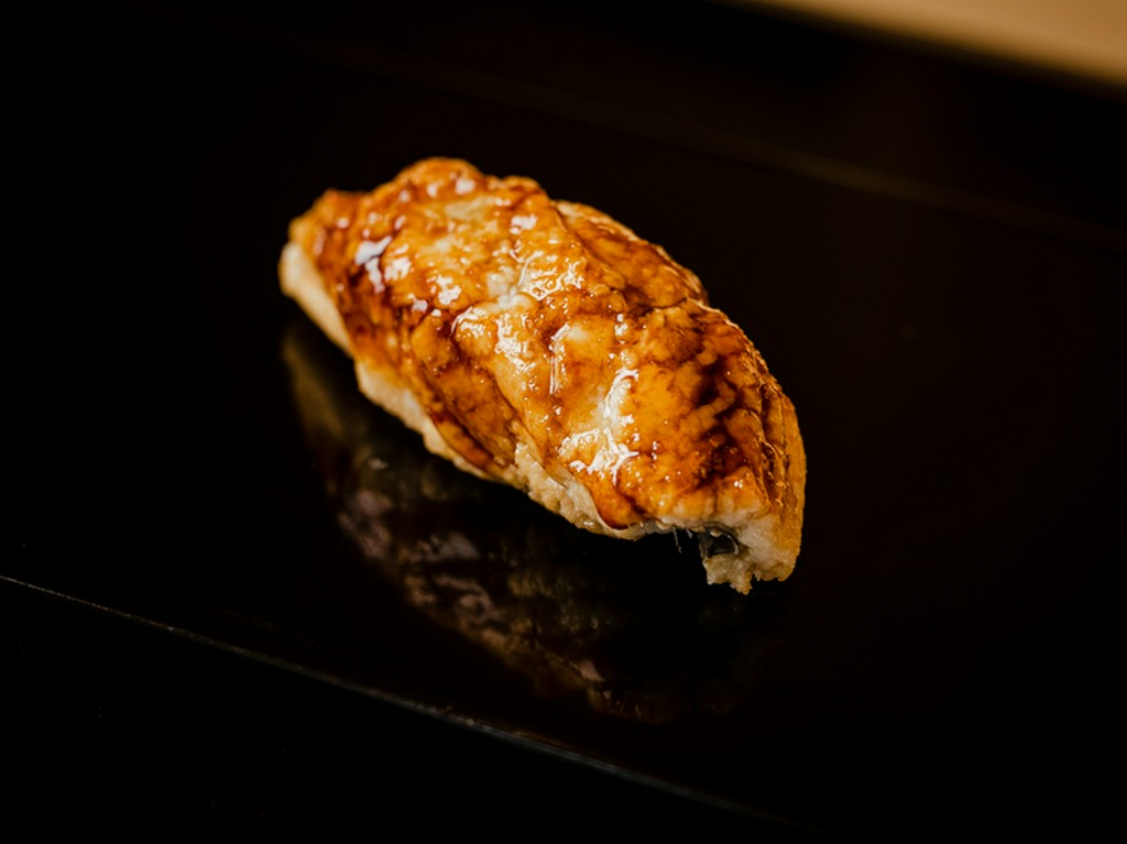 マグロ、コハダと並ぶ江戸前鮨の定番と言えば、穴子。肉厚の対馬産を用いたとろける柔らかさに仕上げている