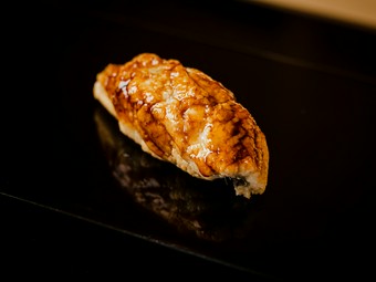 マグロ、コハダと並ぶ江戸前鮨の定番と言えば、穴子。肉厚の対馬産を用いたとろける柔らかさに仕上げている