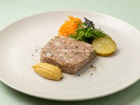オードブルよりオススメの逸品。パテドカンパーニュこと、田舎風パテはワインのお供にも最適です。