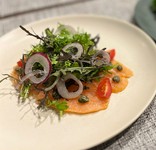 塩とスパイスだけで漬け込んだ完全無添加。スモークにはほうじ茶を使用しています。