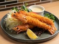 本日のお魚料理よりオススメの逸品。殻ごとおいしくいただける、ニューカレドニア産の“天使の海老”を使用。海老特有の弾力と共に染み出す甘み、香ばしい味わいがたまりません。