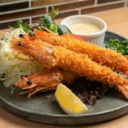 本日のお魚料理よりオススメの逸品。殻ごとおいしくいただける、ニューカレドニア産の“天使の海老”を使用。海老特有の弾力と共に染み出す甘み香ばしい味わいがたまりません。特製タルタルソースを添え。