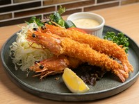 本日のお魚料理よりオススメの逸品。殻ごとおいしくいただける、ニューカレドニア産の“天使の海老”を使用。海老特有の弾力と共に染み出す甘み香ばしい味わいがたまりません。特製タルタルソースを添え。