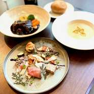 前菜・スープ・メイン・パン（又はライス）・コーヒー・デザート※コース詳細はコースタブにてご紹介中です。