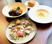 前菜・スープ・メイン・パン（又はライス）・コーヒー・デザート※コース詳細はコースタブにてご紹介中です。