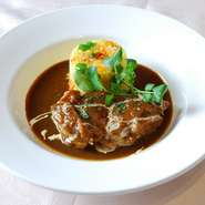 鶏もも肉を一枚を自家製カレーで煮込んだ、昔からある隠れた逸品。
ターメリックバターライス添え。