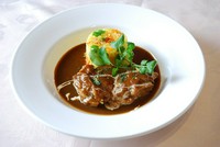 鶏もも肉を一枚を自家製カレーで煮込んだ、昔からある隠れた逸品。
ターメリックバターライス添え。