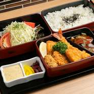 初代店主が考案したという洋食弁当。お箸で楽しめる一口サイズの料理に、冷めてもおいしくいただけるテリヤキソースなど、当時の人びとへの心遣いが詰め込まれた逸品は、現代の人びとにも親しまれています。