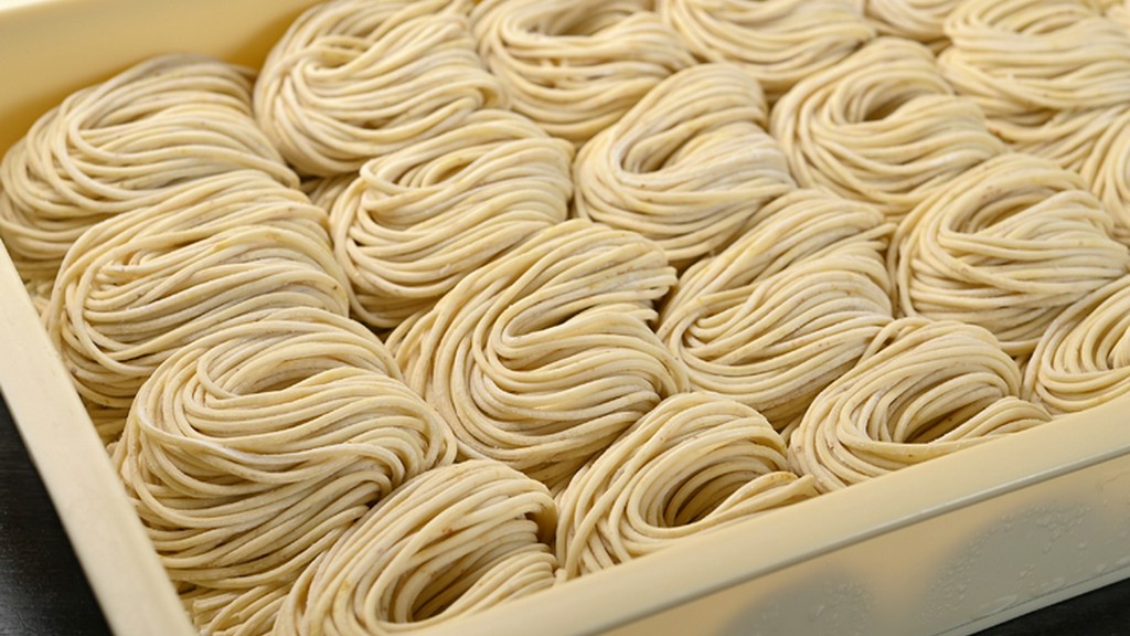 程良い弾力と滑らかな口当たりで、最後まで心地良く楽しめる麺