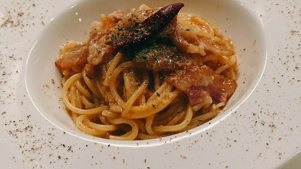 自家製ベーコンの旨みで奥深い味わいに。『ペペロンチーノ』
