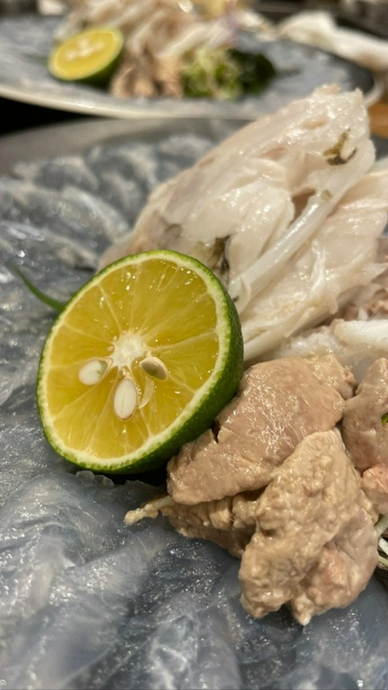 愛媛県自慢の「ハギ薄造り（肝付き）」