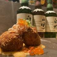 カウンターに、2席ソファ席ございます。