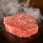 四季折々の旬の和食と厳選した黒毛和牛が愉しめるコース。ステーキは黒毛和牛ステーキをご用意しました。 