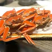 大将が豊洲市場へ行き目利きした旬の魚介や野菜をふんだんに取り入れた日本料理です。
こだわりの出汁で素材の魅力を引き出します。