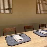 高級感がありながらもホッと落ち着く和モダンな店内とゆったりしたカウンター。
居心地の良さは、結婚記念日や誕生日にゆっくりと過ごしたい方にオススメです。