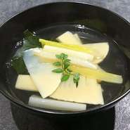 春の食材たっぷりの季節になりました。
魚介類も豊富ですが、春は野菜が美味しいですね。
筍、山菜など若々しい苦味が春らしいです。
その日によってお料理の内容は変わります。