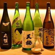日本酒は、醸造アルコールを使わない純米酒にこだわって利き酒師の女将が厳選。季節のもの、冷酒、御燗用など合わせて常時40種類くらいが用意されています。料理と合わせて楽しみたい方には、ペアリングがオススメ。