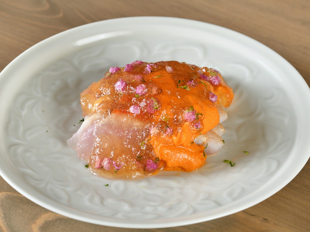 ジュレによってお皿の中で味が完成される『金目鯛・うに』