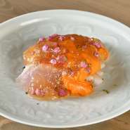 だしを食べる感覚をテーマにした一皿。ジュレになっただしと皮目を炙った魚の香ばしさ、うにの濃厚さが、ジュレによって爽やかにいただけます。魚が季節ごとに変わるのも楽しみの一つ。