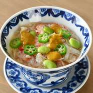 一番だしを使用し、黄身の濃厚な卵にこだわった、まさにだしを食べる『茶碗蒸し』。写真のメイン食材は毛ガニですが、季節によって変わるので、いつ訪れても食べ飽きません。