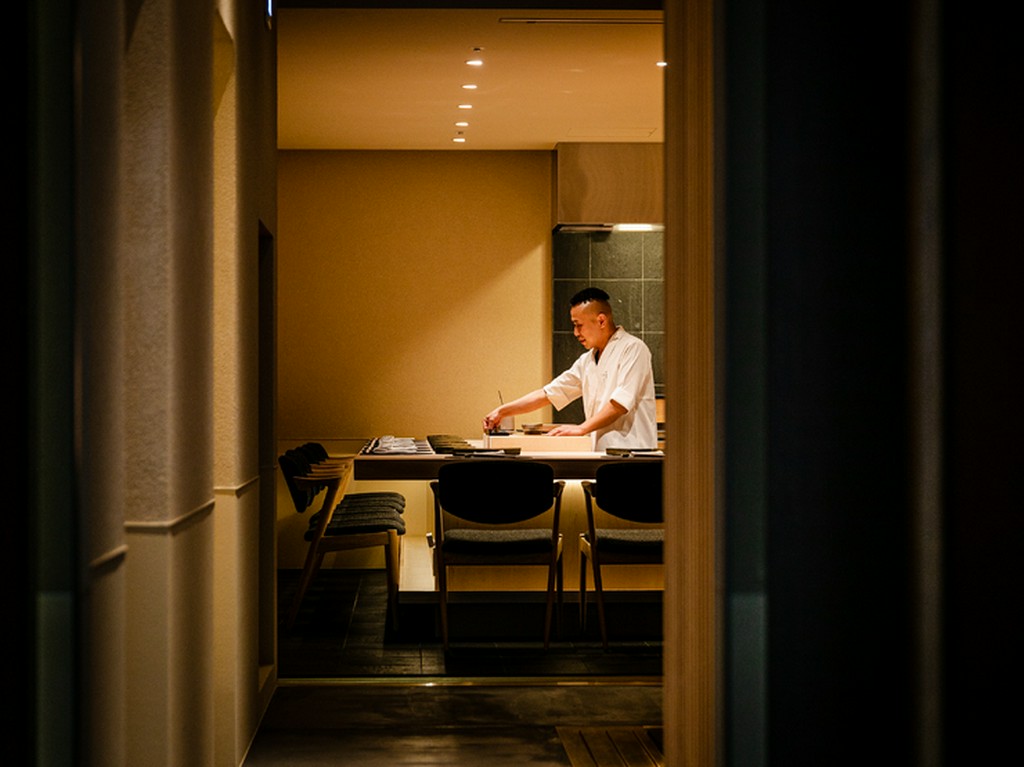 落ち着きのある広々とした店内に、ウェイティングバーも併設