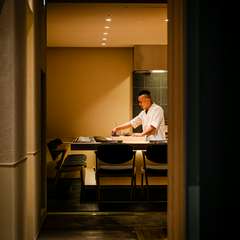 落ち着きのある広々とした店内に、ウェイティングバーも併設