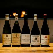 フランス・ブルゴーニュ地方のワインを中心に、常時200～300種類をストックするワインは、ほとんどがヨーロッパから直接輸入。オンリストの98%は、鮨をはじめ和食と相性のいいピノノワールを揃えます。