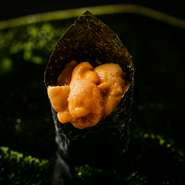 「ウニはたっぷり乗せたいけど、軍艦は女性のお客様がいつも食べづらそうなのを見てきたので」と齋藤さんが開発した、三角の海苔。決して映えを優先するわけではなく、手巻きの要領で食べやすさを追求しています。