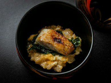 赤酢の酢飯によって、まろやかさが引き出された『のどぐろの雑炊』