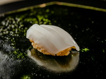 切り付けにひと手間かけることで、甘みを最大限に感じる『アオリイカ』