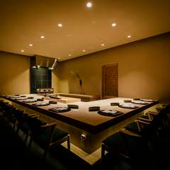 10名まで座ることのできるL字カウンター