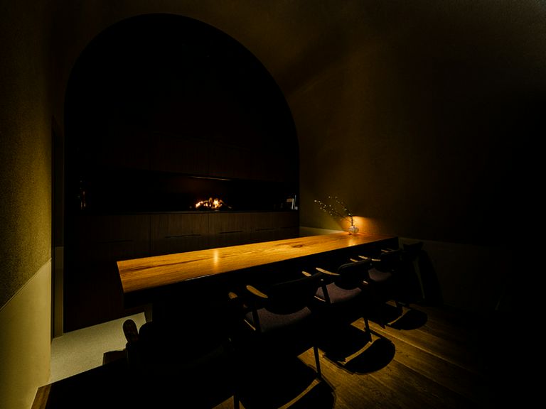 炎のゆらめきを感じられるバーカウンター