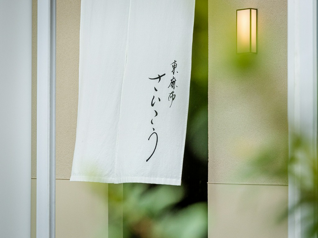 ホテル1階のクリーンな印象の外観