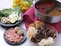 深い味わいのスープは、心地よい温かさと日本独特の風味を楽しめます。旬の食材を使ったコース料理です。