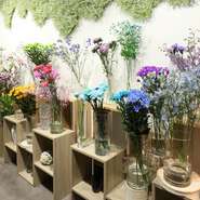 花をモチーフとした店内には、現実離れした雰囲気が漂います。空間だけでなく、料理にも花を感じられるのも特徴的。フローリストが在籍しているので、知らない花の名前や特徴も一つずつ教えてもらえます。