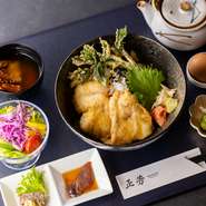 米は県内産「こしひかり」を使い、肉・魚・野菜、調味料、料理に合わせるお酒も新潟県産の良質なものだけを厳選。地元でも愛されている美味から県内でも知られていない食材まで、目利きの腕が光ります。