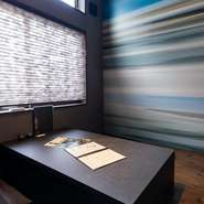 周りを気にせず過ごせる半個室を完備。三世代揃う家族団らんやデートにもオススメです。ランチタイムには、豪華な御膳が気軽に味わえると評判。味噌汁・ご飯がおかわり自由なのもうれしいところです。