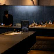 和の設えの店内は、上品でありながら気負いなく過ごせる空気感が魅力。4～8名用半個室のほか、並んで座れる2名席、長テーブル、カウンター席が用意されているので、さまざまなシーンで利用ができます。