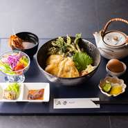 新鮮な鯛の刺身や焼いた身を炊きたてのご飯にのせ、温かいだし汁をかけて味わう、新潟ならではの一品です。肉厚の鯛と優しい味わいのだし汁は相性抜群。新鮮な鯛の旨みを心ゆくまで堪能できます。