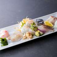 糸魚川市・佐渡市・村上市岩船を中心に、県内産のものを厳しく目利き。とろけるような魚介の旨みが口の中いっぱいに広がります。3点、5点盛りも用意されているので、気分に合わせてオーダーして。