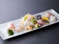 鮮度にこだわった旬魚を楽しめる『刺身盛り合わせ 7点盛り』