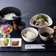 漁師が考えたといわれる愛媛県宇和島市を代表する郷土料理です。新潟県産の真鯛を津本式で仕込んで提供。醤油ダレと卵を混ぜ合わせた特製ダレや薬味と絡めて、熱々のご飯にのせていただきます。