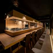 おひとりさまでも、当店は、長いカウンター席ですの、
ゆとりを持って座ることできます。
またが、ゆとりがある分、感染予防にもなります。