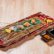 鰤を丁寧に捌き切り分け、それぞれの各部位をお刺身で盛り合わせ。
その部位ごとの特徴を楽しめ、本当の鰤の美味しさを味わえます。
このような食べ方ができるのは魚師匠だけ！