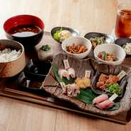 鰤のお造り盛り合わせをメインに、5種の小鉢も楽しめます。
小鉢のお惣菜にもすべて鰤を使ってあり、まさに鰤づくしの御膳。魚師匠のランチを代表するメニューです。