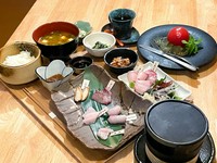 魚師匠のこだわりの氷熟ぶりを、炙りメインでいろいろな味を楽しめる、極上の御膳です。