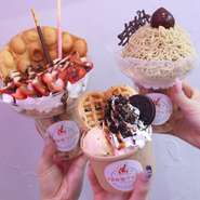 味や食感の楽しさだけでなく、見た目の楽しさにもこだわったスイーツを提供。『バブルワッフル』『ハートサンデー』など、トッピングによるアレンジ幅も広く、自分の好きなスタイルを追求する楽しさも味わえます。