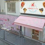 なんば駅前エリア、道頓堀でのデートコースに、オススメしたい新スポット。見た目も楽しい華やかなスイーツが、二人の時間をさらに楽しく演出してくれます。